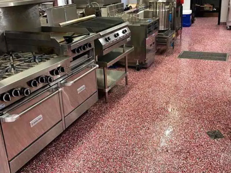 Red quartz floor coating in a commercial kitchen line